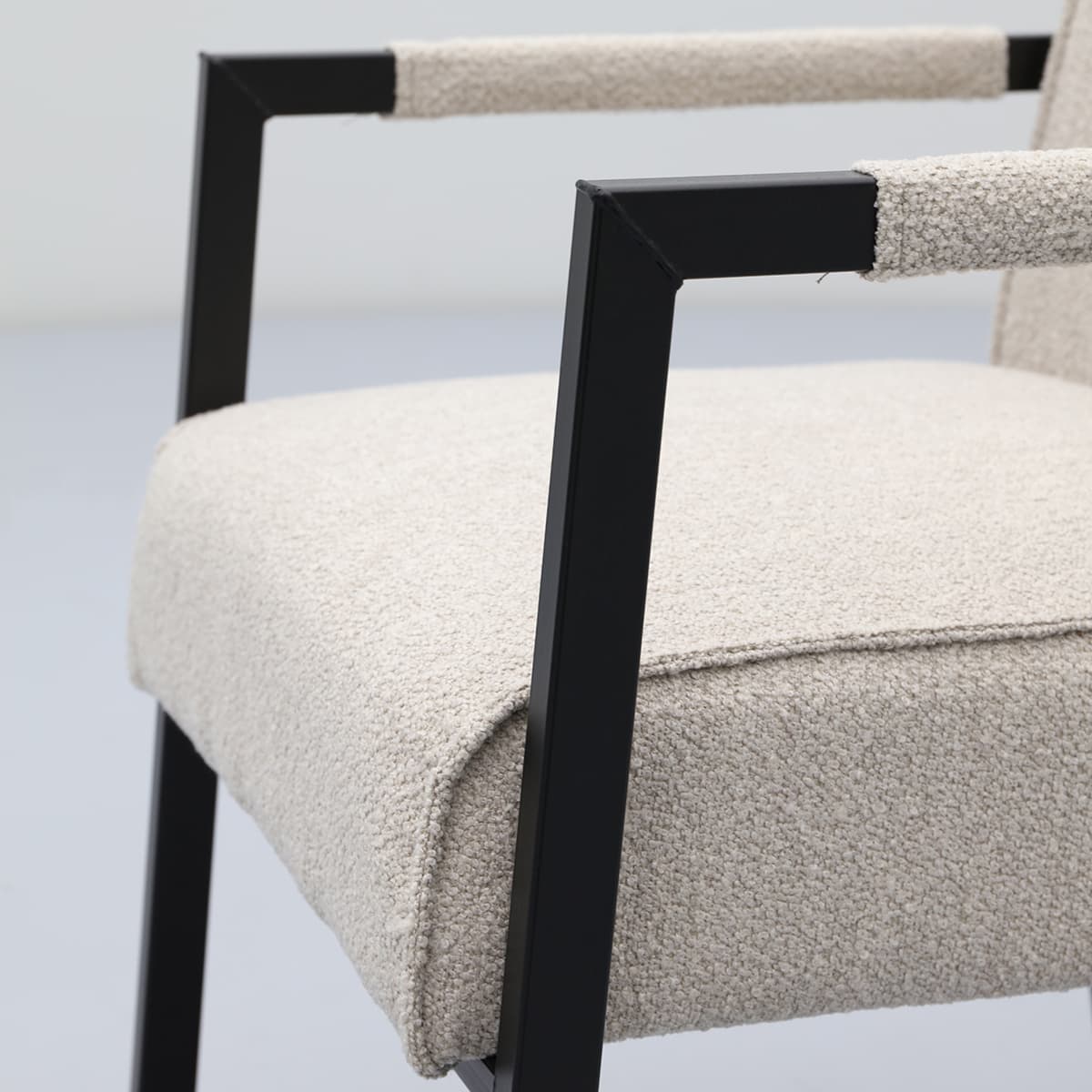 Eetkamerstoel Kenzo met metalen armleuning - 23